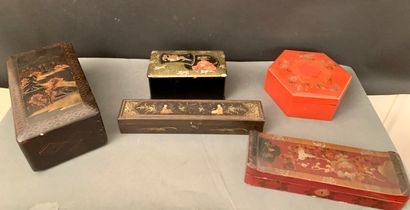 null Five lacquered wooden boxes.

Far East, 20th century.

Width of the large box:...