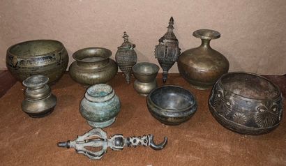 null Set of bronze and dinnerware: vases, censers, etc..,

Tibet, Nepal...

In total...