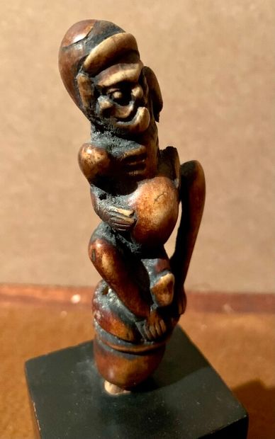 null Carved ivory figurine.

Malaysian kriss handle (?).

(Accident).

Height without...