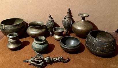 null Set of bronze and dinnerware: vases, censers, etc..,

Tibet, Nepal...

In total...