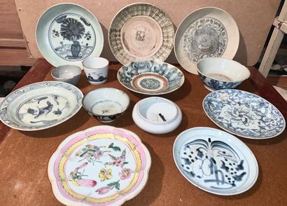 null Batch of porcelain or stoneware plates

Various cups are joined together

13...