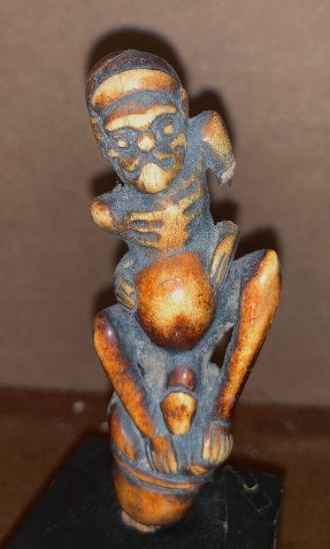 null Carved ivory figurine.

Malaysian kriss handle (?).

(Accident).

Height without...