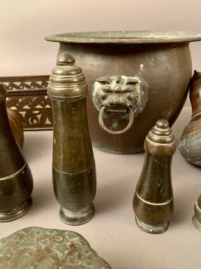 null Set in brassware and bronzes: ritual spoon, flasks and betel boxes, vases, mounts,...