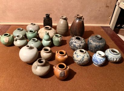 null About twenty small vases in stoneware, glazed terracotta or porcelain.

China...