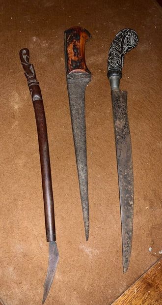 null Two unsheathed daggers and a serpette (?).

Indonesia or Malaysia.

W 42 cm...