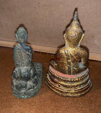 null Two Buddha and a totem pole in bronze and gilt bronze.

Thailand and Nepal (?),...