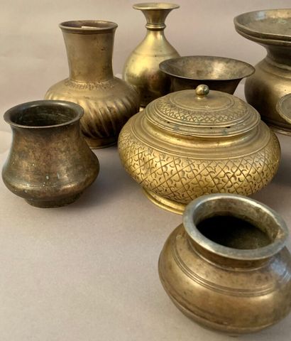 null Bronze set and dinnerware comprising: vases, spittoons, tsampas, covered pot

Nepal,...