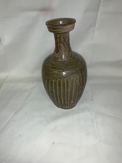 null Celadon enamelled stoneware vase.

Vietnam 19th century.

H. 28 cm high