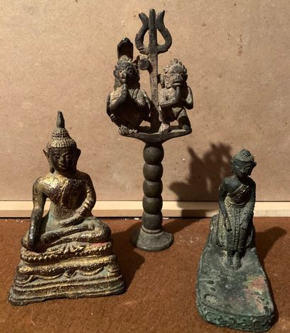 null Two Buddha and a totem pole in bronze and gilt bronze.

Thailand and Nepal (?),...