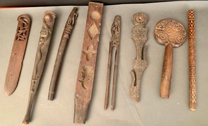 null Six carved woods including: scabbard, mirror, mould...

Probe Islands and Indonesia.

Height...