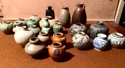null About twenty small vases in stoneware, glazed terracotta or porcelain.

China...
