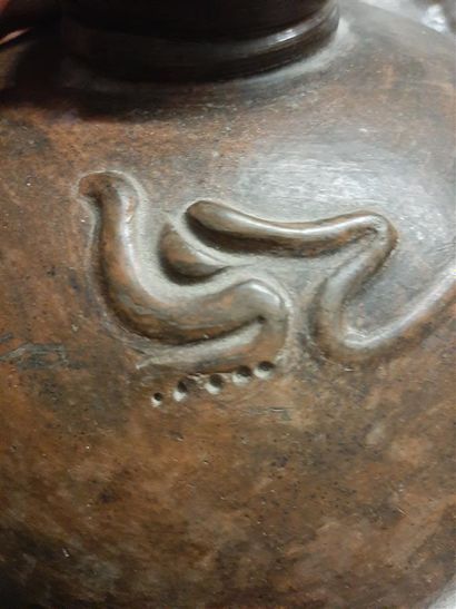 null Vase globulaire à col tronconique, décoré sur les flancs de trois serpents soulignés...