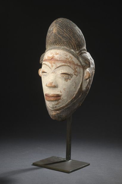 null Punu mask, Gabon 

H. 26,5 cm 



Provenance: 

Acquired at the Vérité Gallery,...