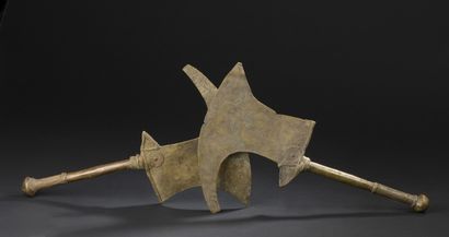 null Paire de haches cérémonielles, Cameroun 

L. 37 cm 

En bronze doré, manches...