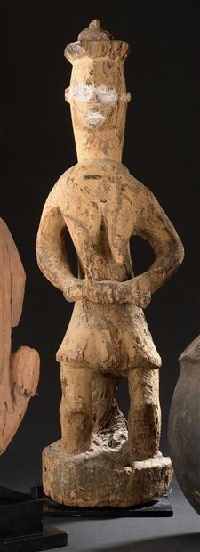null Maternité Urhobo

Nigeria

H. 84 cm



Sculpture féminine Urhobo réunissant...