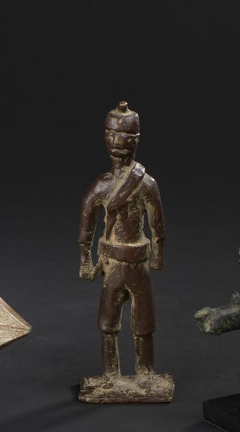 null Militaire Dan, Côte d'Ivoire 

H. 15,5 cm 

 

Petit militaire en bronze arborant...