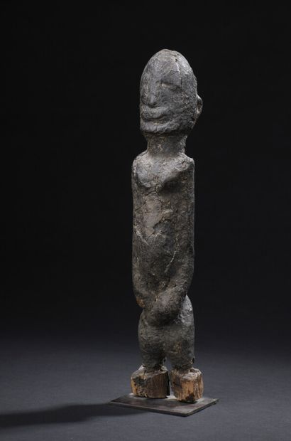 null Dogon statue, Mali 

H. 32 cm



The features of the face erased by a thick...