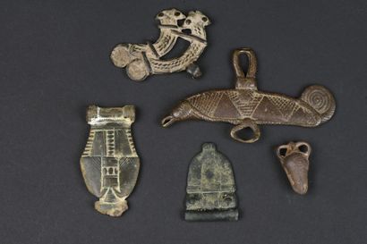 null Ensemble de deux pendentifs caméléons et de trois amulettes en bronze 

Deux...