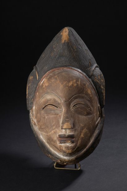 null Punu mask, Gabon 

H. 31 cm 

Fine lines and serenity accentuated by the fine...