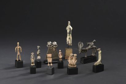 null Ensemble de 10 personnages miniatures, statuettes, charmes et amulettes Koulango,...