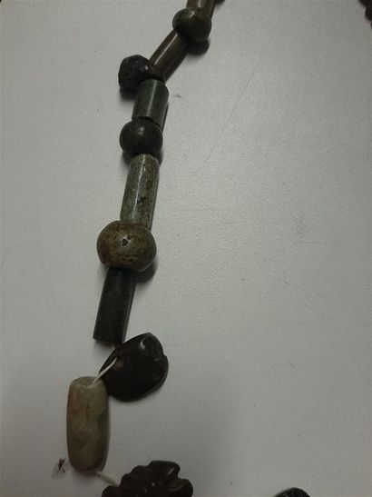 null Collier constitué de perles cylindriques en jadéite et en serpentine entrecoupées...