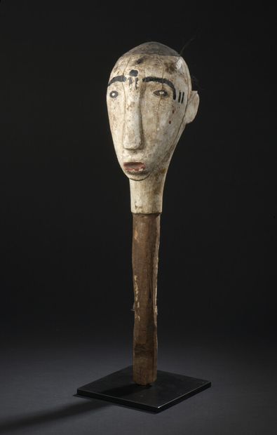 null Puppet, Mali 

H. 60 cm



Face covered with white pigments passed with use...