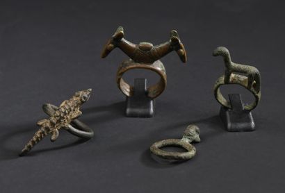 null Set of 4 bronze rings 

Small refined set of bronze and iron rings, djenne,...