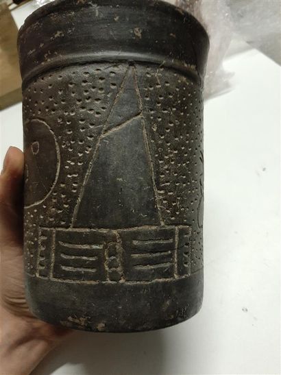 null Cylindrical vase with engraved skull decoration

Nicoya Peninsula, Costa Rica

Beginning...
