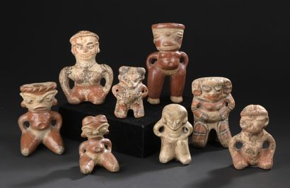 Huit figurines anthropomorphes 
Péninsule...