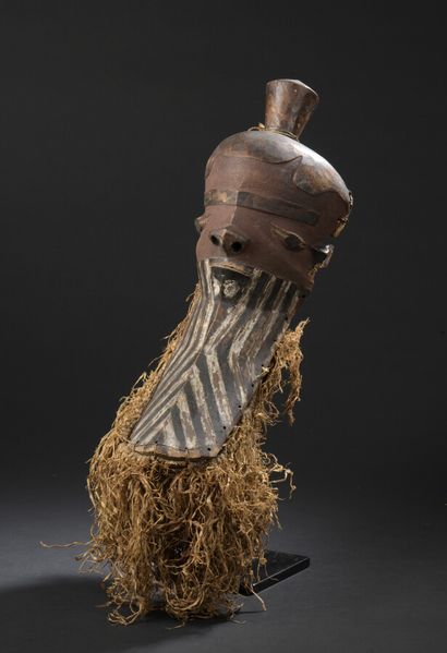null Pende bearded mask, Democratic Republic of Congo 

H. 48,5 cm



Provenance:...