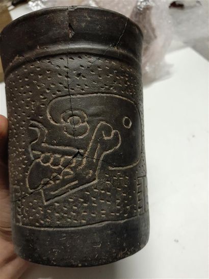 null Cylindrical vase with engraved skull decoration

Nicoya Peninsula, Costa Rica

Beginning...