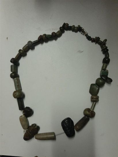null Collier constitué de perles cylindriques en jadéite et en serpentine entrecoupées...
