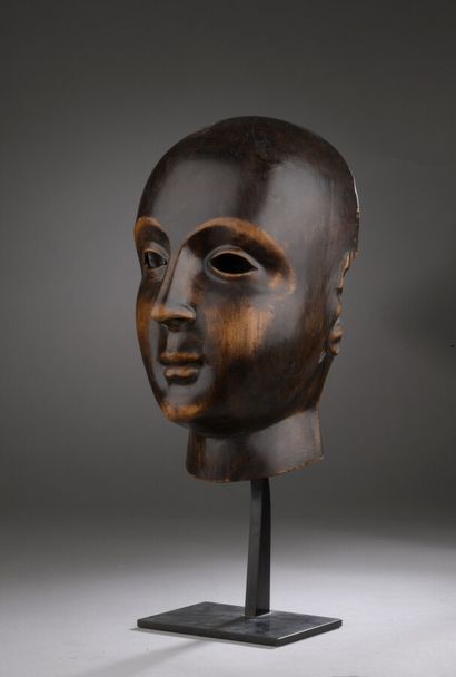 null Masque en bois sculpté. 

XIXe siècle 

H. 27 cm MH
