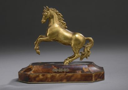 null École FRANCAISE du XIXème siècle

Cheval cabré

Bronze doré

H. : 10,5 cm sur...