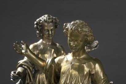 null Deux statuettes de vestales en bronze doré formant pendant. 

Socles en marbre...