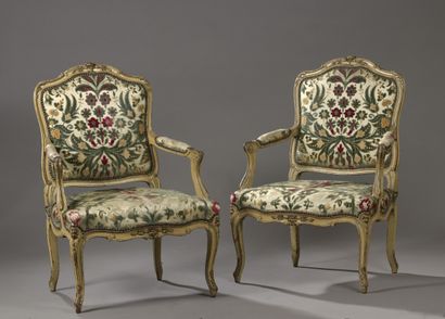 null Paire de fauteuils à dossier plat cintré en hêtre sculpté de fleurs. Epaulements...