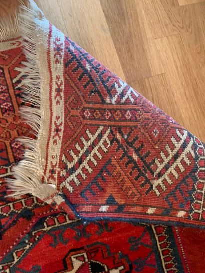 null Tapis en laine.

Teke Boukhara.

Turkmène, fin du XIXe siècle.

L. 245 cm l....