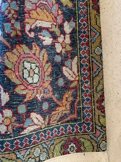 null Tapis en laine à décor d'un rosace centrale à fonds crème et bleu, contre fond...