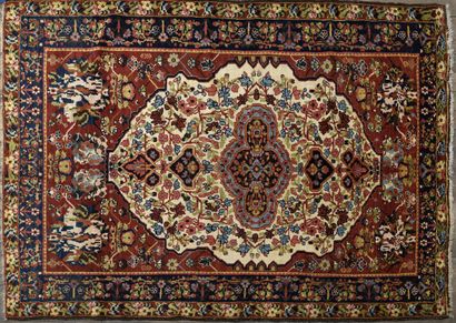 null Tapis Bakthiar (chaîne en laine, trame en coton, et velours en laine), Centre...