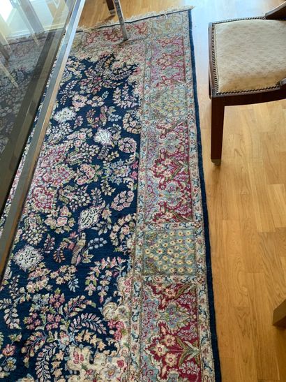 null Tapis en laine à décor dit "Américain" de fleurs et d'une rosace centrale à...