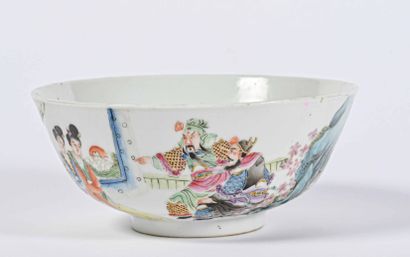 CHINE - Fin XIXe siècle Grand bol en porcelaine émaillé polychrome décoré de courtisanes...