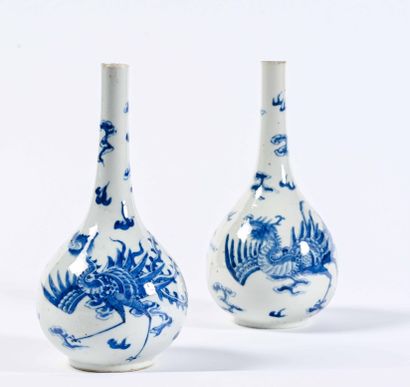 VIETNAM, XIXème siècle Paire de vases solifleurs bleu et blanc avec décor de phœnix...