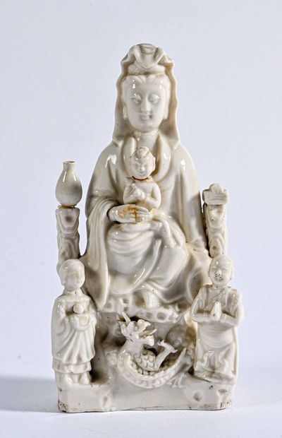 CHINE - Fin XVIIIème siècle Blanc de Chine représentant une gyanin portant un enfant...