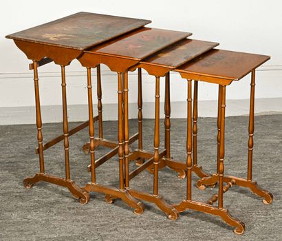 Suite de quatre tables gigognes en bois peint d’iris sur fond or. 

Vers 1900 

H....