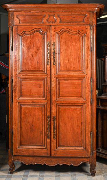 ARMOIRE en bois naturel à deux portes moulurées et un tiroir dans le bas

XIXe siècle...