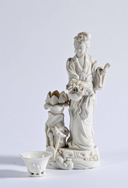 CHINE - XIXème siècle Blanc de Chine représentant une Dame de Cour tenant un panier...