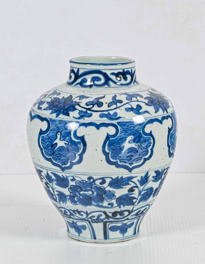 CHINE Petite potiche en porcelaine blanc bleu 

H. 20 cm