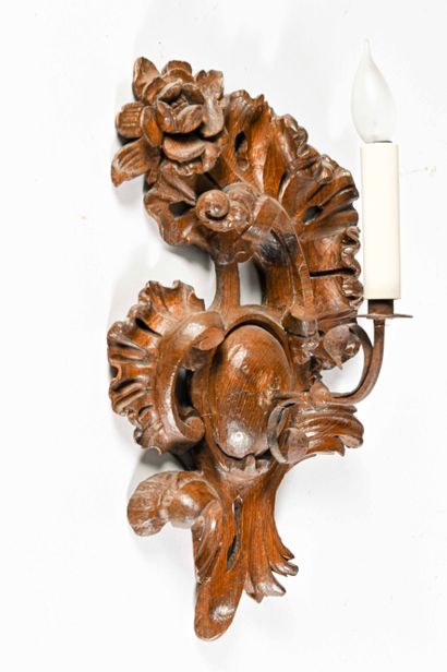 APPLIQUE in oak carved with staples and roses 

18th century style 

L. 53 cm