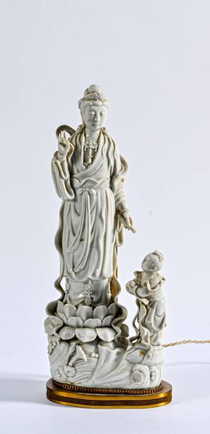 CHINE - Début XXème Blanc de Chine 

Gyanin monté en lampe avec un petit enfant caraco

Hauteur...