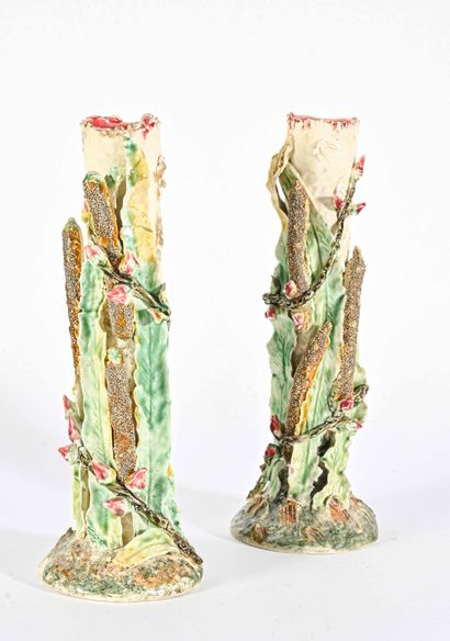 Paire de vases à long col en barbotine Polychrome à décor de jonc 

H. 30 cm 

Eclats...